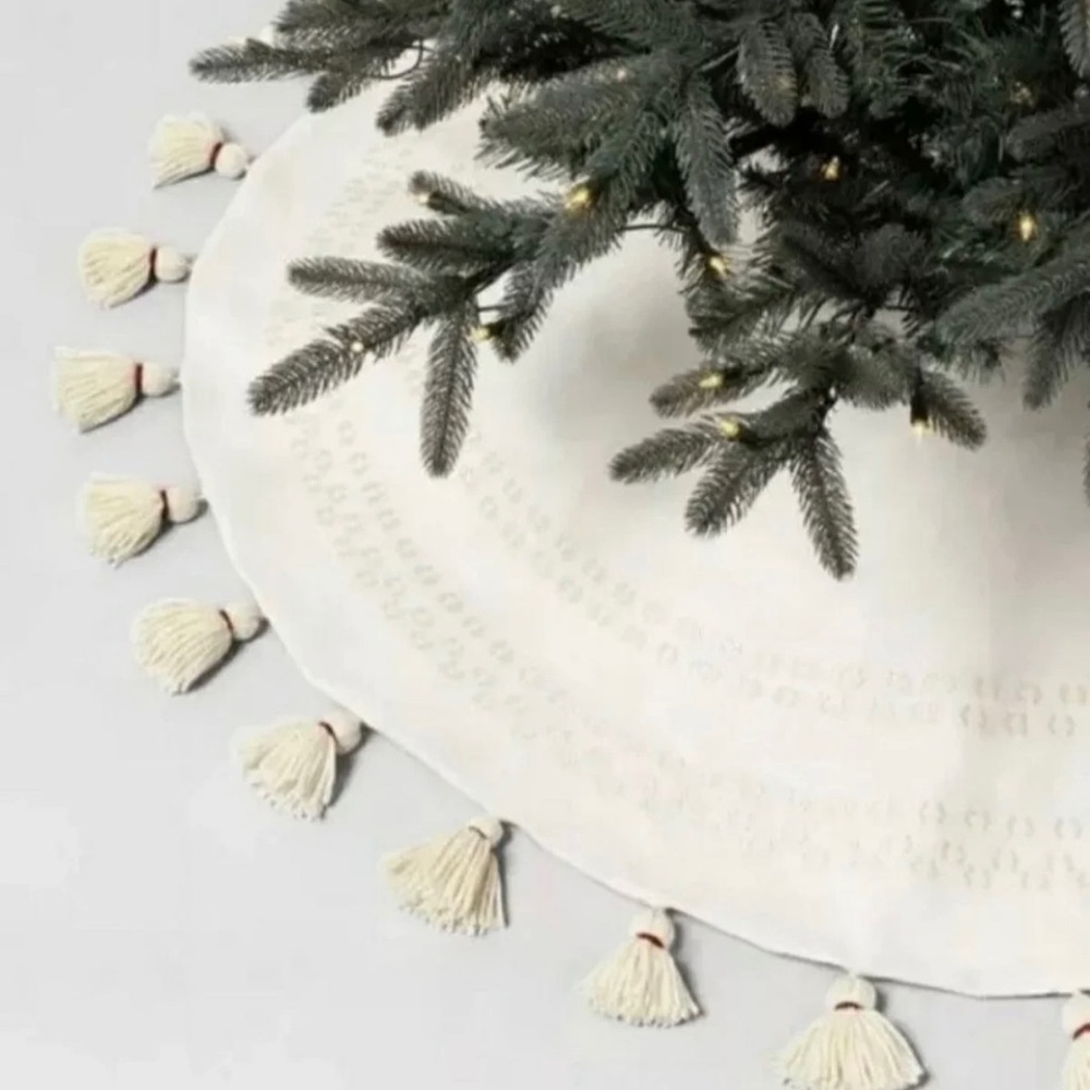 Magnolia Embroidered Tree Skirt
